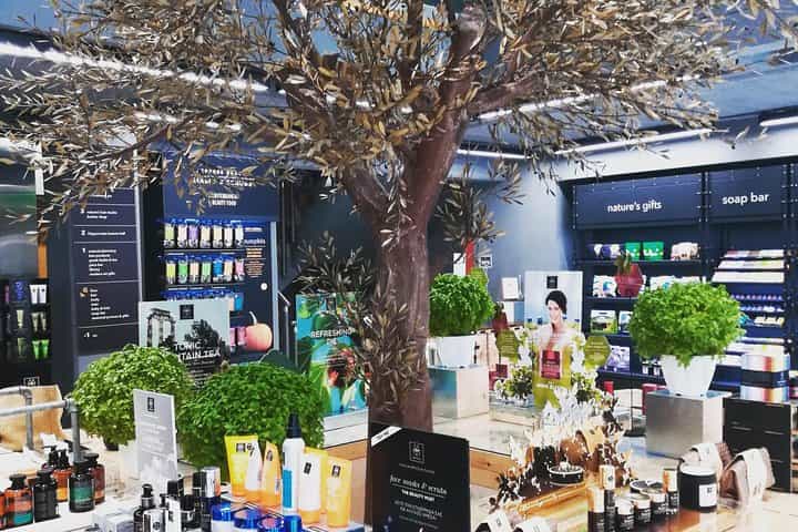 קנו עד שתפלו באתונה של חג המולד!