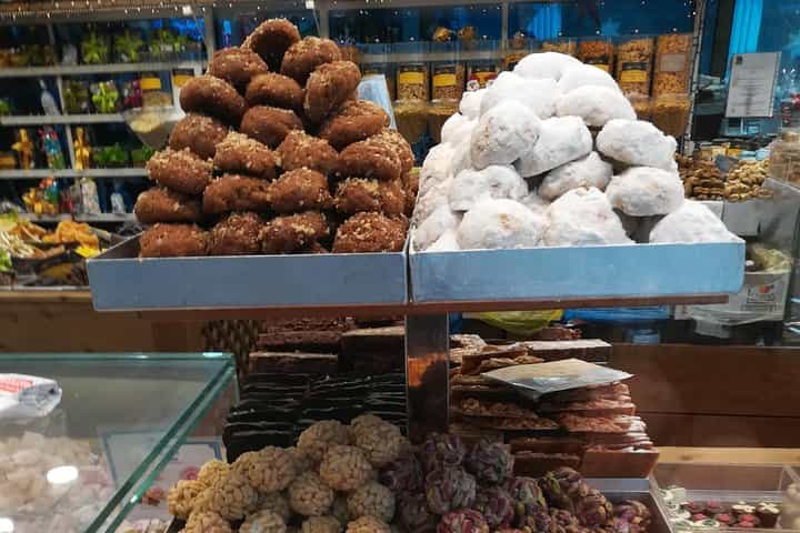 קנו עד שתפלו באתונה של חג המולד!