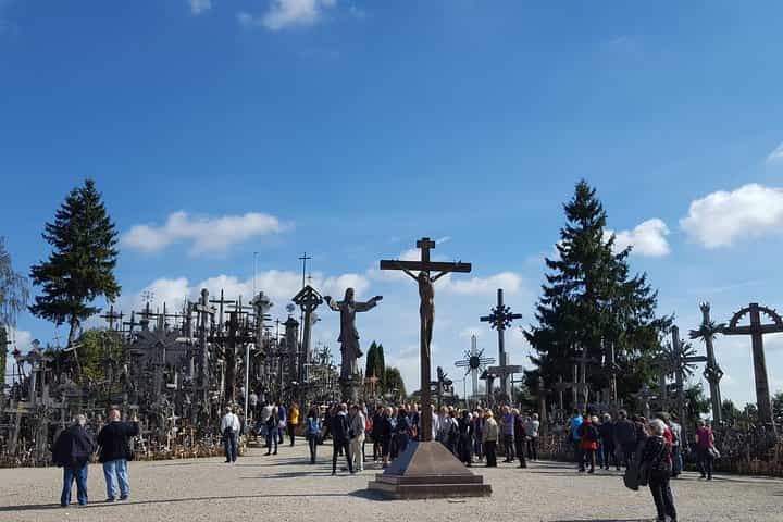 טיול יומי מווילנס לריגה: גבעת הצלב, ארמון רונדלה ומצודת באוסקה.