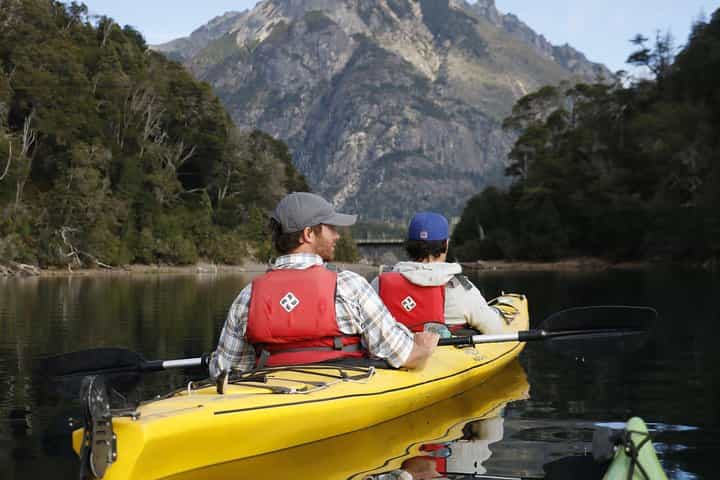 חצי יום של קיאקים באגם מורנו בשירות פרטי