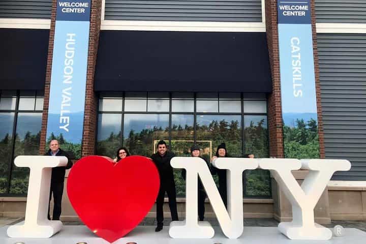 Woodbury Outlet קניות של 7 שעות עד 5 אנשים