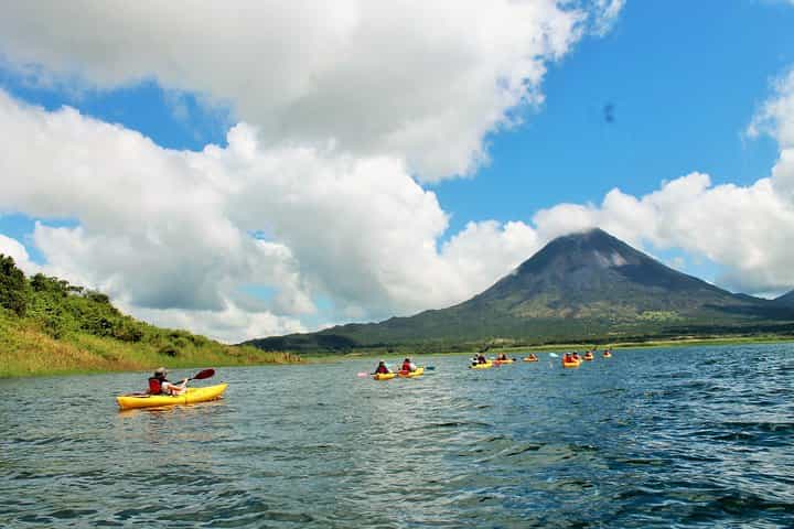 רכיבה על אופני הרים ושיט בקיאק סביב הר הגעש ארנל