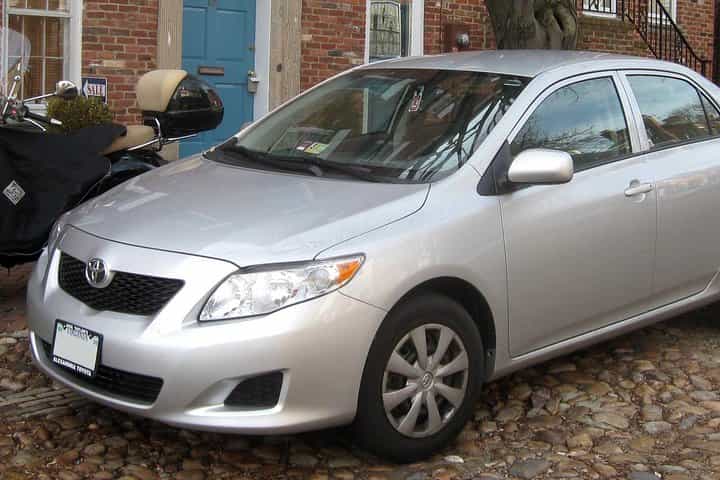 רכב סדאן להשכרה עם נהג פרטי