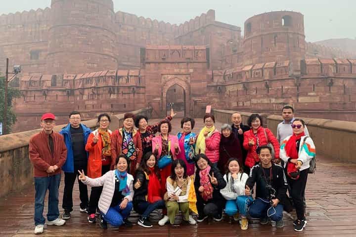 סיור בעיר אגרא מדלהי בקרון 2A ממוזג