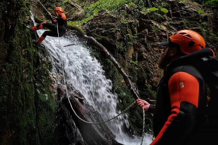 סיור רב יומי במערב גיאורגיה. קניונינג, טיולים רגליים, חקר מערות, שטח, רפטינג.