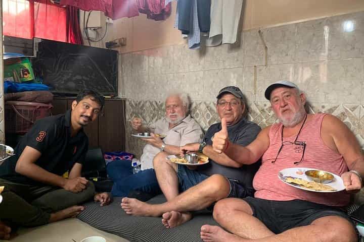 סיור אתרי תיירות במומבאי באמצעות תחבורה ציבורית עם ארוחת צהריים משפחתית.