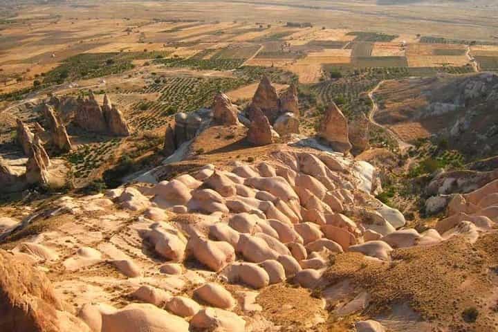 סיור יום מלא באדום בקפדוקיה עם ארוחת צהריים.