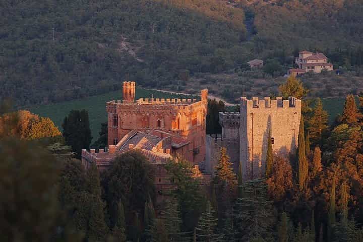 סיור חופי בנמל ליבורנו: סיאנה, סן גימיניאנו, ארוחת צהריים וטעימות יין