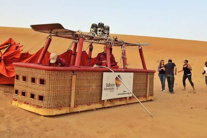 טיסת בלון אוויר חם עם ארוחת בוקר גורמה ומופע בזים