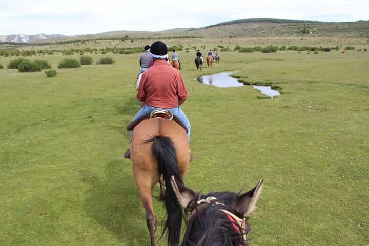 רכיבה על סוסים עם אסדו בסן קרלוס דה ברילוצ'ה, ארגנטינה