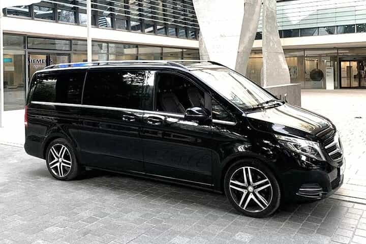 Private Transfer: Airport HKG to Hong Kong by Luxury Van