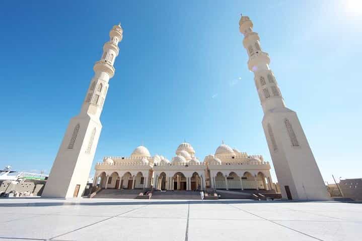 סיור בעיר הורgada.