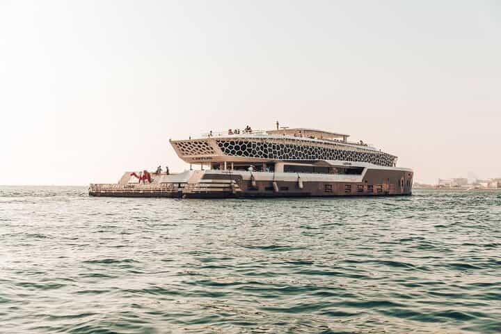 שייט יוקרה על יאכטת מגה של 7 כוכבים עם בופה בינלאומי