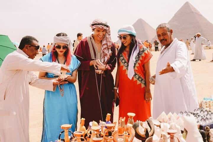 קהיר: טיול יום לפירמידות, ממפיס וסקרה ללא עלות נוספת.