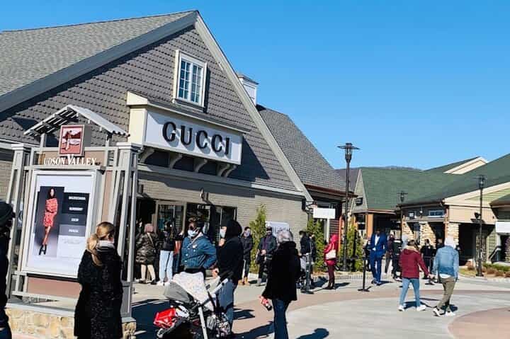 Woodbury Outlet קניות של 7 שעות עד 5 אנשים