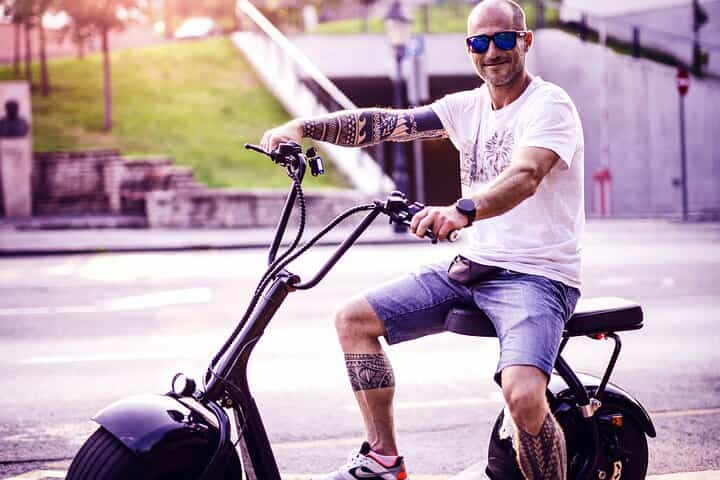 Private Stag Do Tour: Fun E-Scooter Ride with Games in Budapest