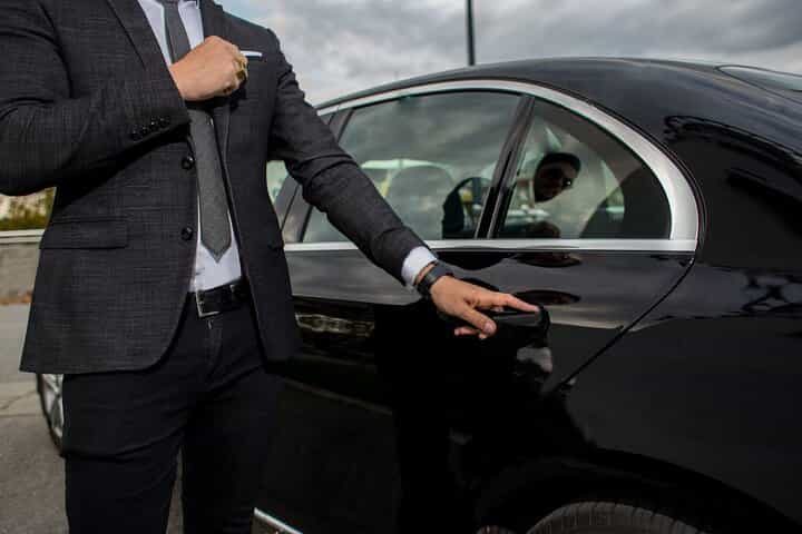 רכב פרטי ליום מלא עם נהג בדובאי