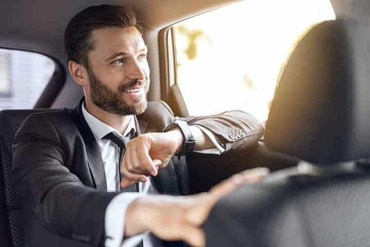 רכב פרטי ליום מלא עם נהג בדובאי