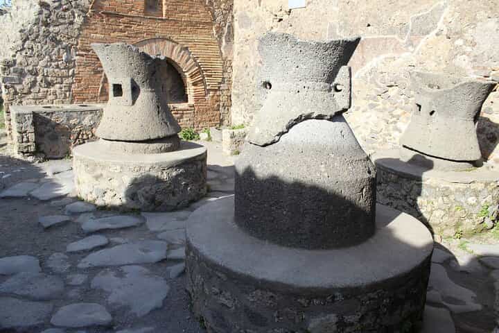 Fast Access Pompeii Tour for Families & Kids with Archaeologist