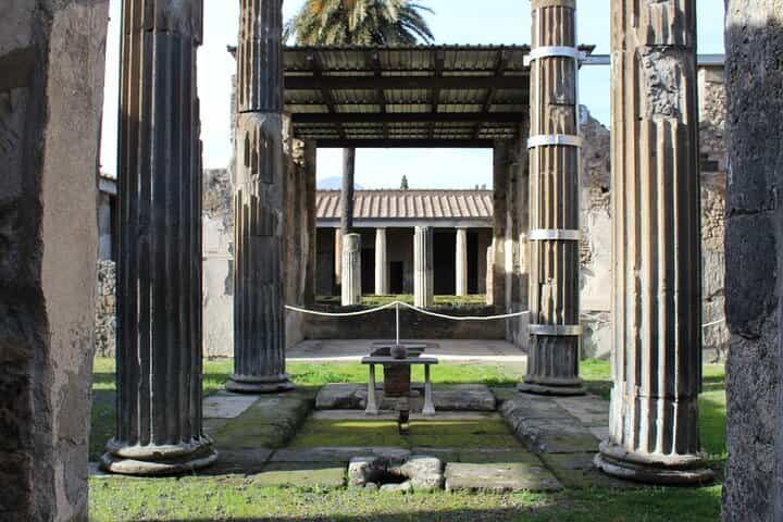 Fast Access Pompeii Tour for Families & Kids with Archaeologist