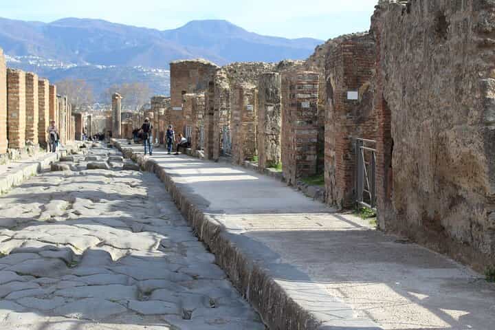 Fast Access Pompeii Tour for Families & Kids with Archaeologist