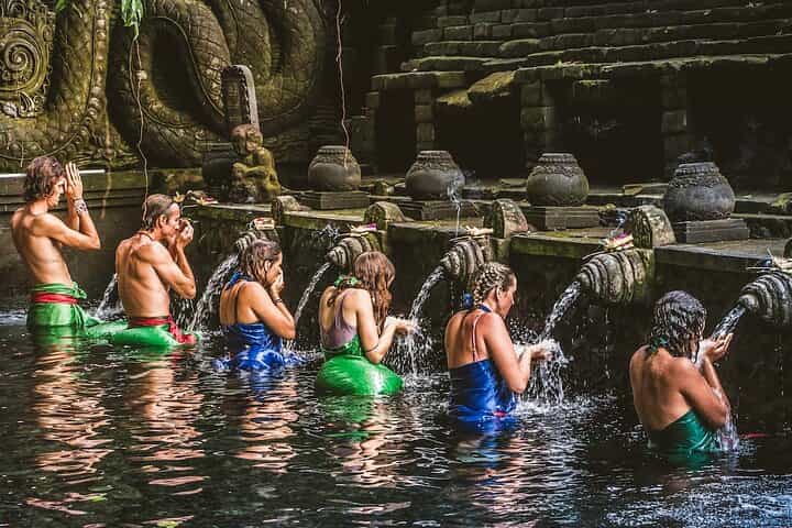 טיהור מים קדושים בבאלי וקריאת כף היד