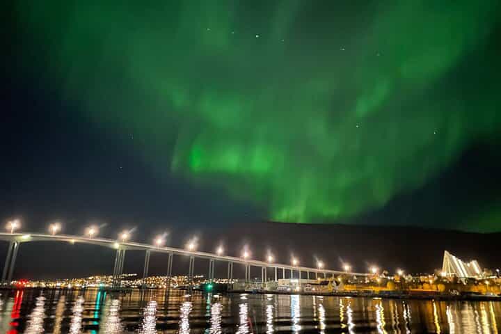 קרוז של אורות הצפון עם קטמרן מפוארת בתרומס, נורווגיה