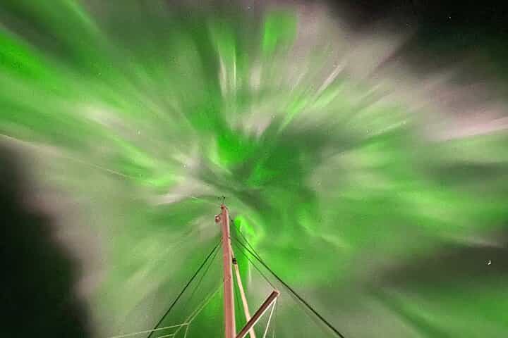 קרוז של אורות הצפון עם קטמרן מפוארת בתרומס, נורווגיה