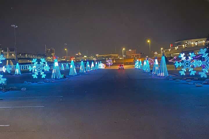 תצוגת אורות חג המולד בנסיעה