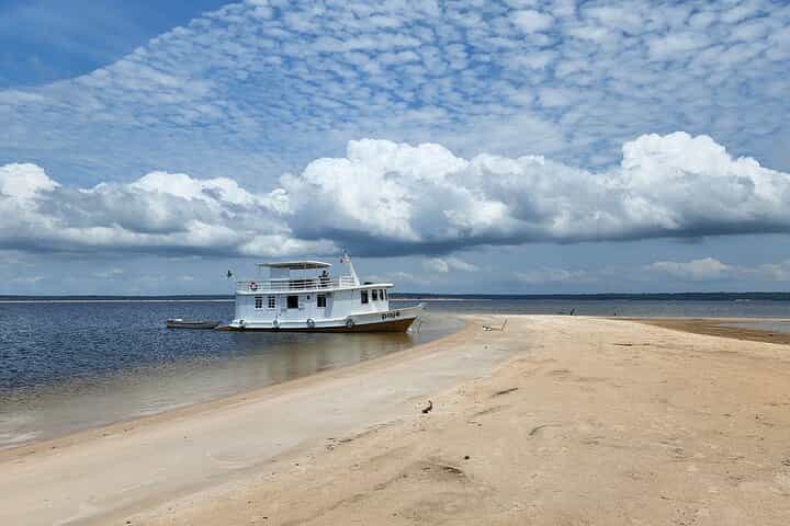 שיט בסירות לחופי הטפאג'וס.