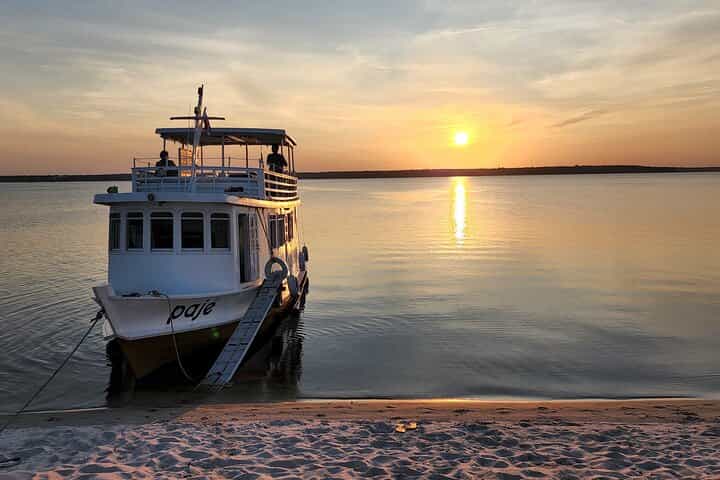 שיט בסירות לחופי הטפאג'וס.