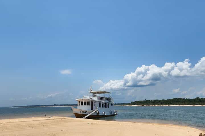 שיט בסירות לחופי הטפאג'וס.