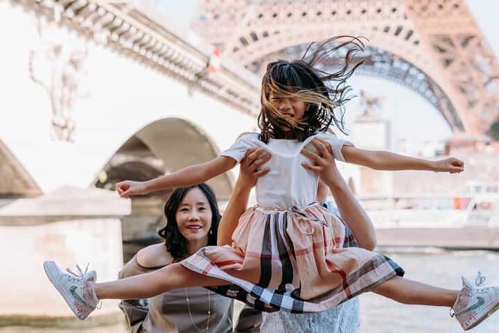 Private Vacation Photoshoot with Photographer in Paris