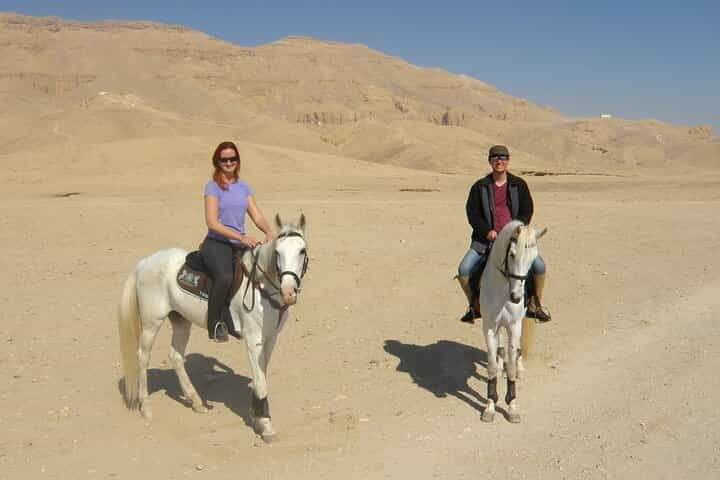 טיול רכיבה פרטי על סוסים באזור המערבי של לוקסור