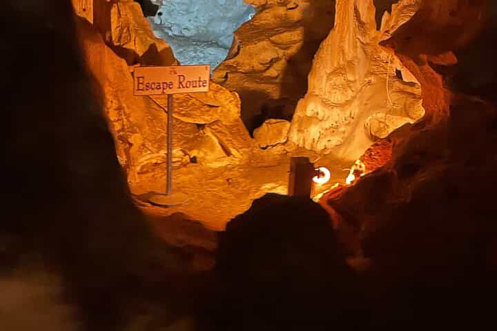 סיור משולב במערות גרין גרוטו ומפלי דאן מהעיר מונטגו ביי