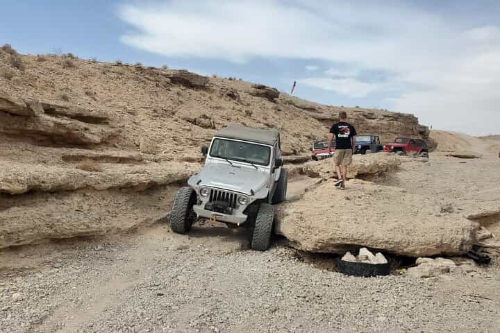 סיור ג'יפ חקר מדבר נליס אוף רוד. אתה נוהג, אנחנו מדריכים.