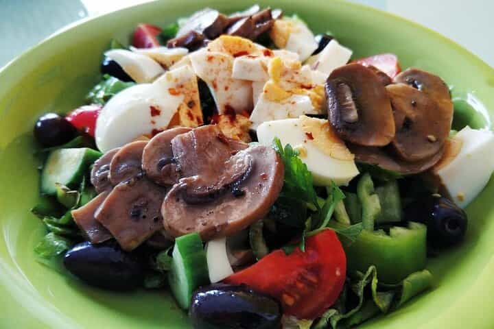 ארוחה מסורתית בולגרית ייחודית בבית ההארחה של אגם שבע רילה