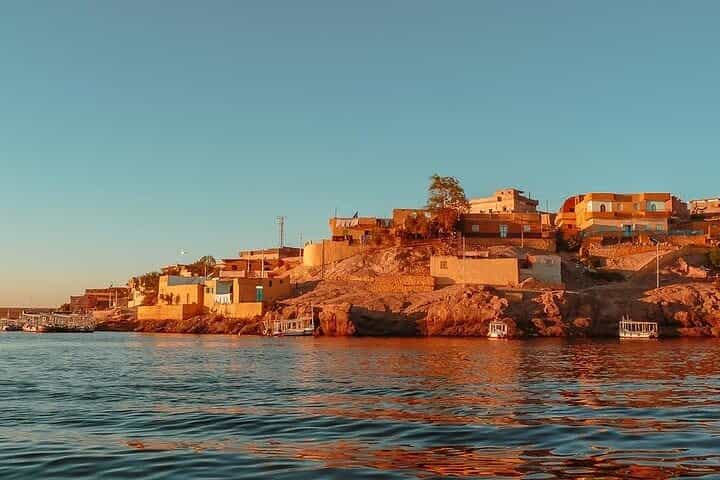 כפר נובי וגן בוטני באמצעות סירה מנועית סיור פרטי