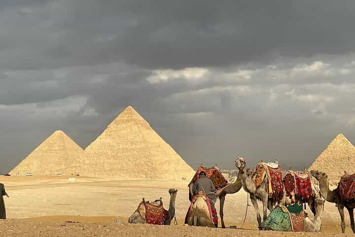 סיור יום שלם בפירמידות גיזה העתיקות, ממפיס וסאקרה