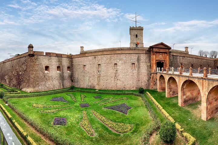 סיור במבצר מונטג'ויק עם רכבל ודילוג על התור