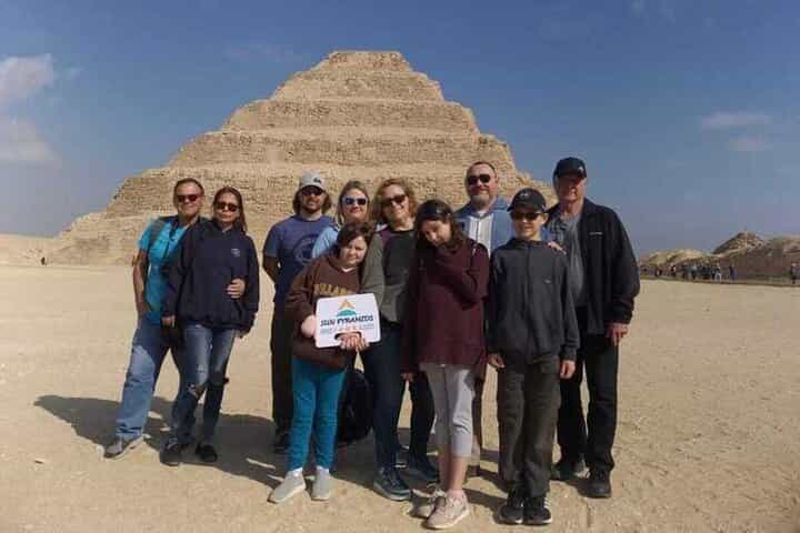 סיור לקברים החדשים ביותר בסקררה וארוחת צהריים בחווה עם מקומיים.