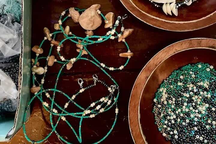 Souvenirs workshop A Mi Mek It! in Montego Bay Jamaica (FR & EN)