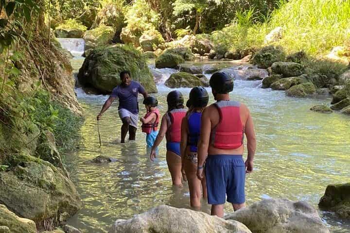 נהרות מהירים בג'מייקה עם מדריך טיולים צרפתי