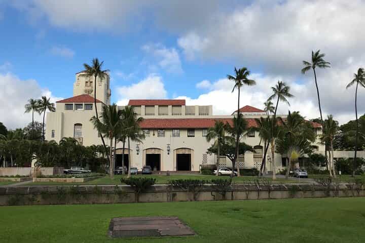 Charms of Honolulu Private Walking Tour for Couples