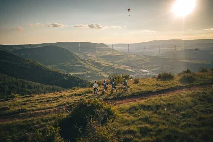 חווייה משותפת רכיבה על אופניים וטעימה של מוצרים מקומיים