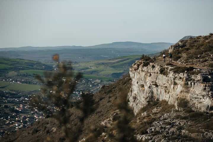 חווייה משותפת רכיבה על אופניים וטעימה של מוצרים מקומיים
