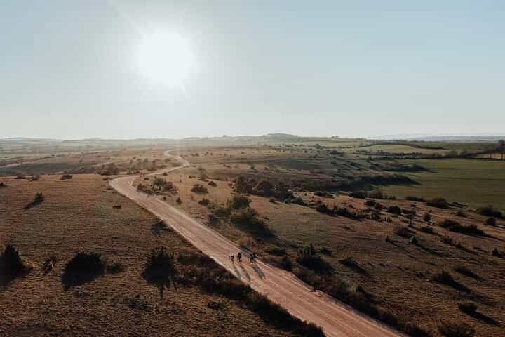 חווייה משותפת רכיבה על אופניים וטעימה של מוצרים מקומיים