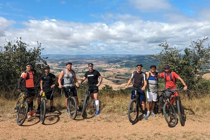 חווייה משותפת רכיבה על אופניים וטעימה של מוצרים מקומיים