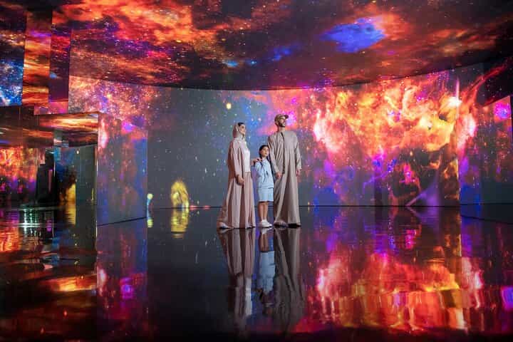 סיור פרטי ל AYA Universe וכיכר הנסים של דובאי עם העברה