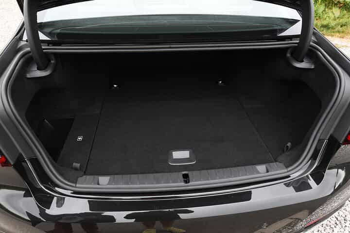 מעבר פרטי ליציאה מעיר בריסל לשדה התעופה בבריסל באמצעות רכב יוקרה